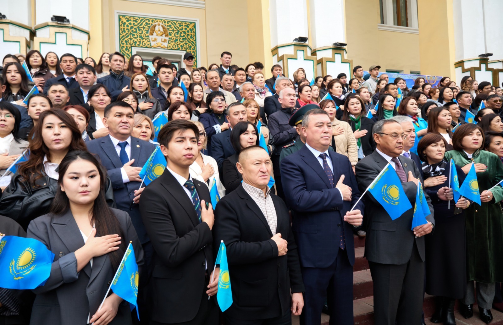 KazNARU-да 25 ҚАЗАН – РЕСПУБЛИКА КҮНІНЕ ОРАЙ МЕМЛЕКЕТТІК ТУ КӨТЕРІЛІП, ӘНҰРАН ОРЫНДАЛДЫ