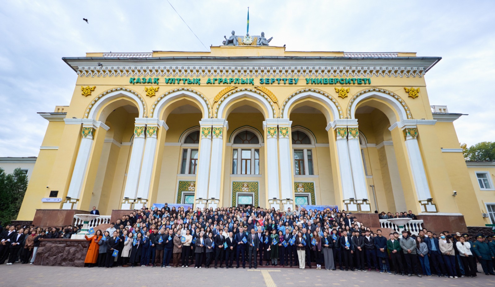 KazNARU-да 25 ҚАЗАН – РЕСПУБЛИКА КҮНІНЕ ОРАЙ МЕМЛЕКЕТТІК ТУ КӨТЕРІЛІП, ӘНҰРАН ОРЫНДАЛДЫ