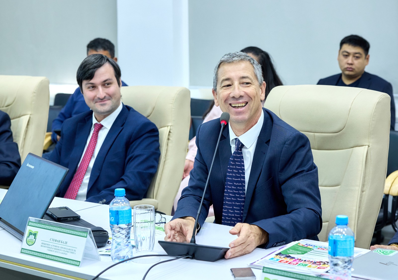 KazNARU: ФРАНЦУЗ МАМАНДАРЫ ҚАЗАҚСТАНДА ЖҮЗІМ ШАРУАШЫЛЫҒЫН ДАМЫТУҒА ҮЛЕС ҚОСАДЫ