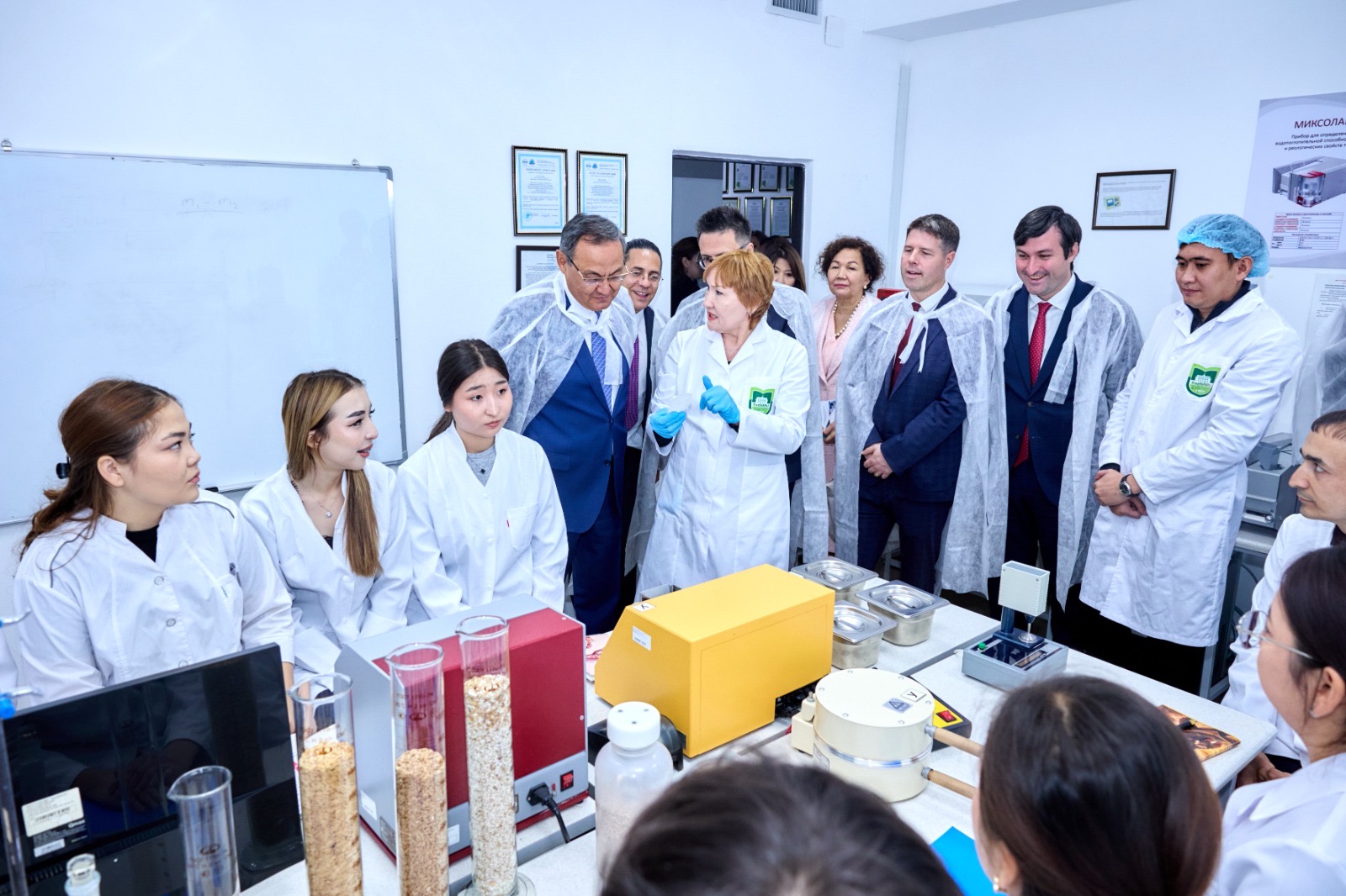 KazNARU: ФРАНЦУЗ МАМАНДАРЫ ҚАЗАҚСТАНДА ЖҮЗІМ ШАРУАШЫЛЫҒЫН ДАМЫТУҒА ҮЛЕС ҚОСАДЫ