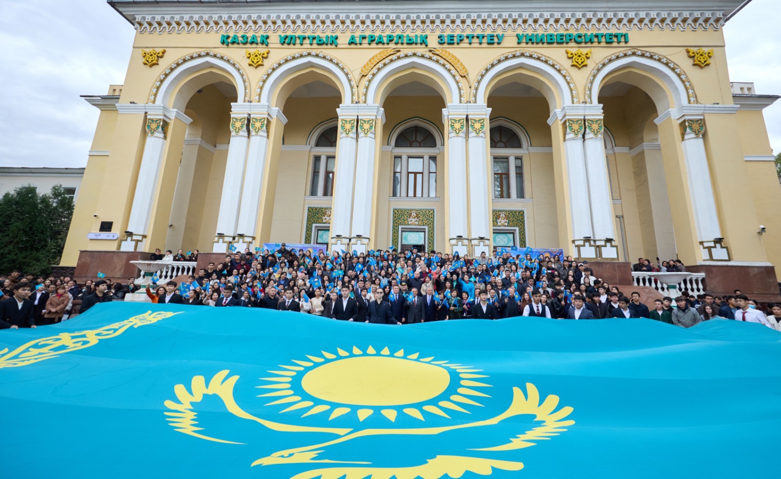 KazNARU-да 25 ҚАЗАН – РЕСПУБЛИКА КҮНІНЕ ОРАЙ МЕМЛЕКЕТТІК ТУ КӨТЕРІЛІП, ӘНҰРАН ОРЫНДАЛДЫ