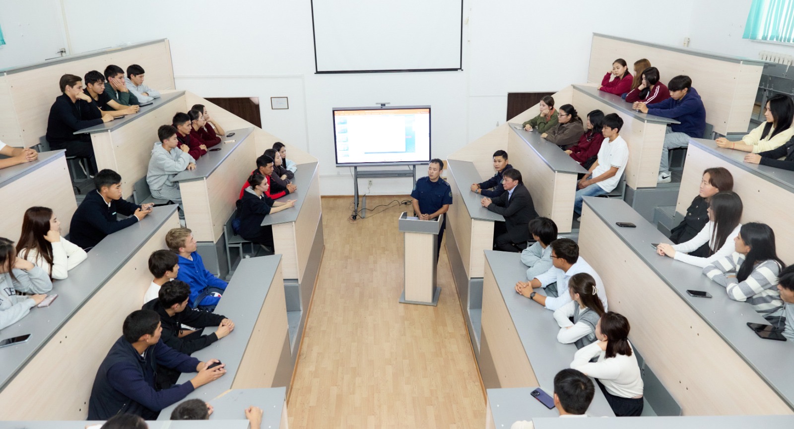 KazNARU-да «СТУДЕНТТЕРДІҢ ҚҰҚЫҚТЫҚ САУАТТЫЛЫҒЫ – ЗАҢ МЕН ТӘРТІПТІҢ НЕГІЗІ» ТАҚЫРЫБЫНДА КЕЗДЕСУ ӨТТІ