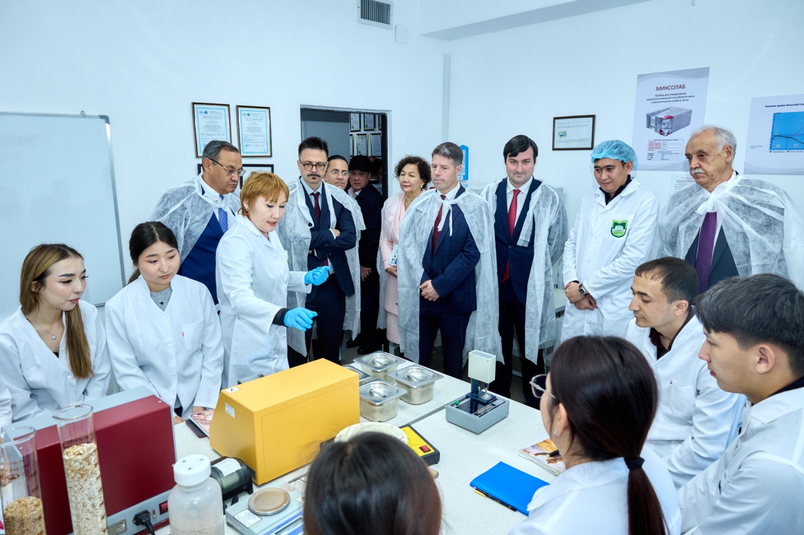 KazNARU: ФРАНЦУЗ МАМАНДАРЫ ҚАЗАҚСТАНДА ЖҮЗІМ ШАРУАШЫЛЫҒЫН ДАМЫТУҒА ҮЛЕС ҚОСАДЫ