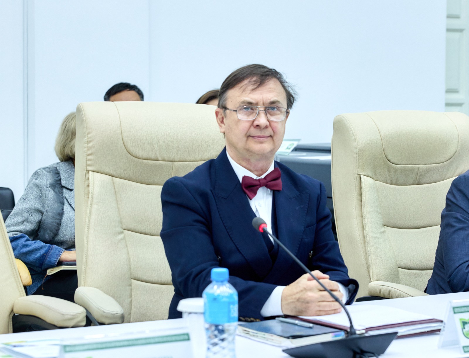 KazNARU: ФРАНЦУЗ МАМАНДАРЫ ҚАЗАҚСТАНДА ЖҮЗІМ ШАРУАШЫЛЫҒЫН ДАМЫТУҒА ҮЛЕС ҚОСАДЫ